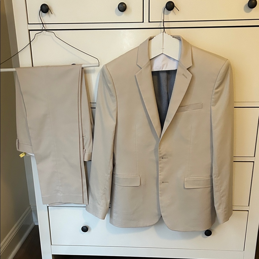 Express men’s khaki suit, perfect for spring. Worn once! 38R and pants are 30x30